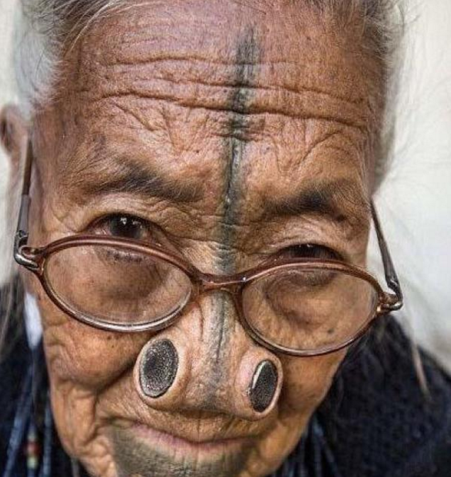这个部落的女人竟在鼻子上打洞塞木,以鼻孔大