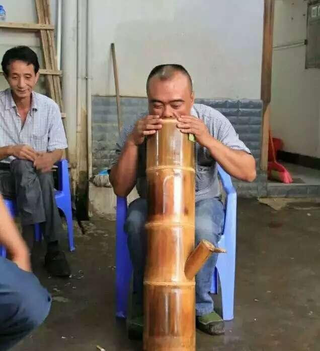 在云南,各种抽烟筒的姿势你见过吗?