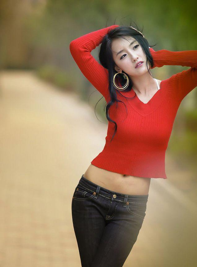 身材高挑,长相甜美,牛仔裤这样搭配很美,时尚的妹子又