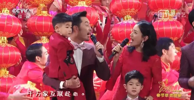 沙溢胡可一家四口是在春节晚会上过年的一家人