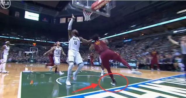 为何同是90度崴脚联盟只有詹皇没事, 看了他训