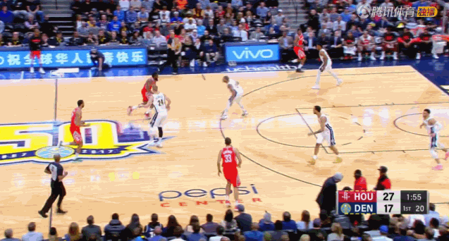 今天比赛的第一节末段,哈登独自带队,掘金队选择让刚从独行侠交易来的