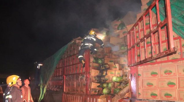 烤西瓜是啥味道?大挂车司机抽烟提神!差点烤熟