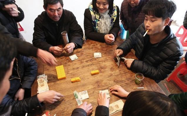 丈夫打牌输10万,妻子不哭也不闹,第二年赢12万