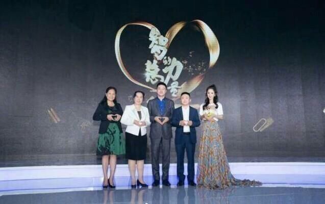 聪明了,杨幂!T恤搭配拖地半裙出席活动,网友:不