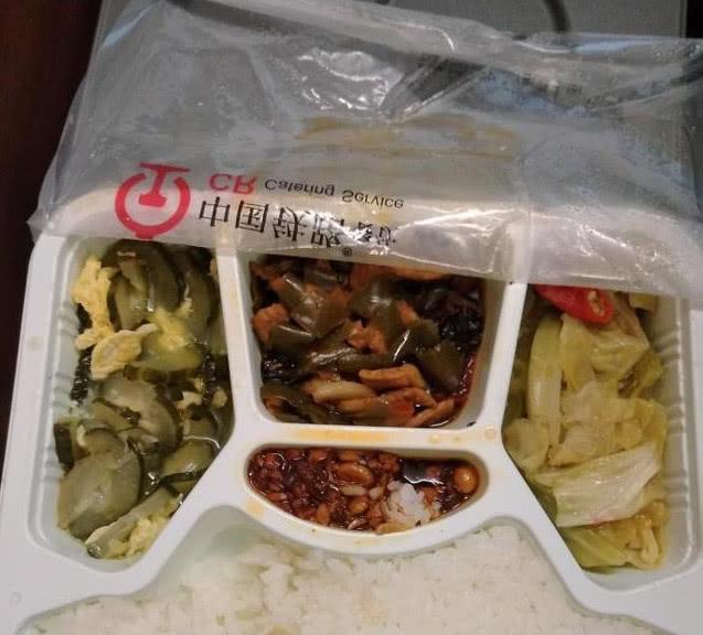 网友发来的春运在高铁吃的盒饭 你们觉得这样的高铁饭盒怎么样