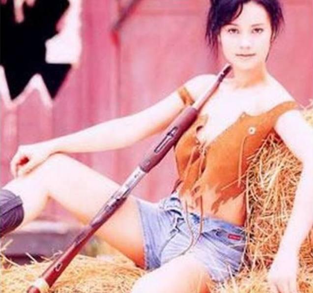 她拍摄三级片被“假戏真做”，变成富豪玩物，现沦为小时工下场