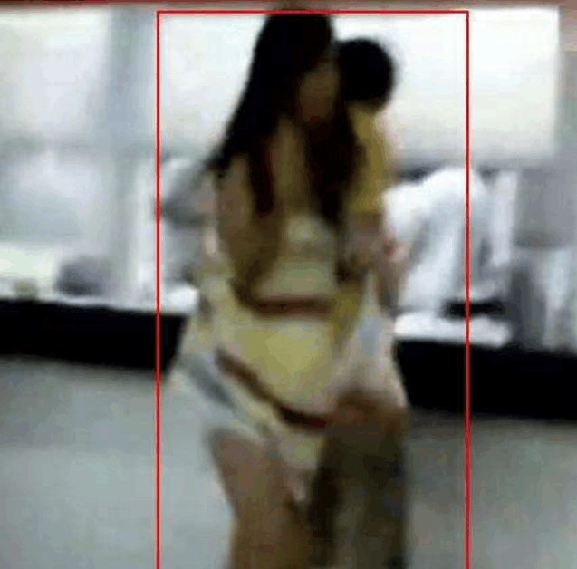 90后女大学生裹浴巾去食堂打饭, 引得众人纷纷狂拍