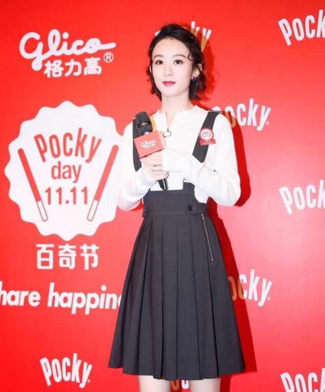 赵丽颖短卷发搭红唇太老气了吧,但鞋子才是最大的亮点