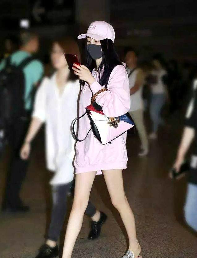 路人抓拍下的杨幂,零修图真的是腿精本精,网友:腿快比