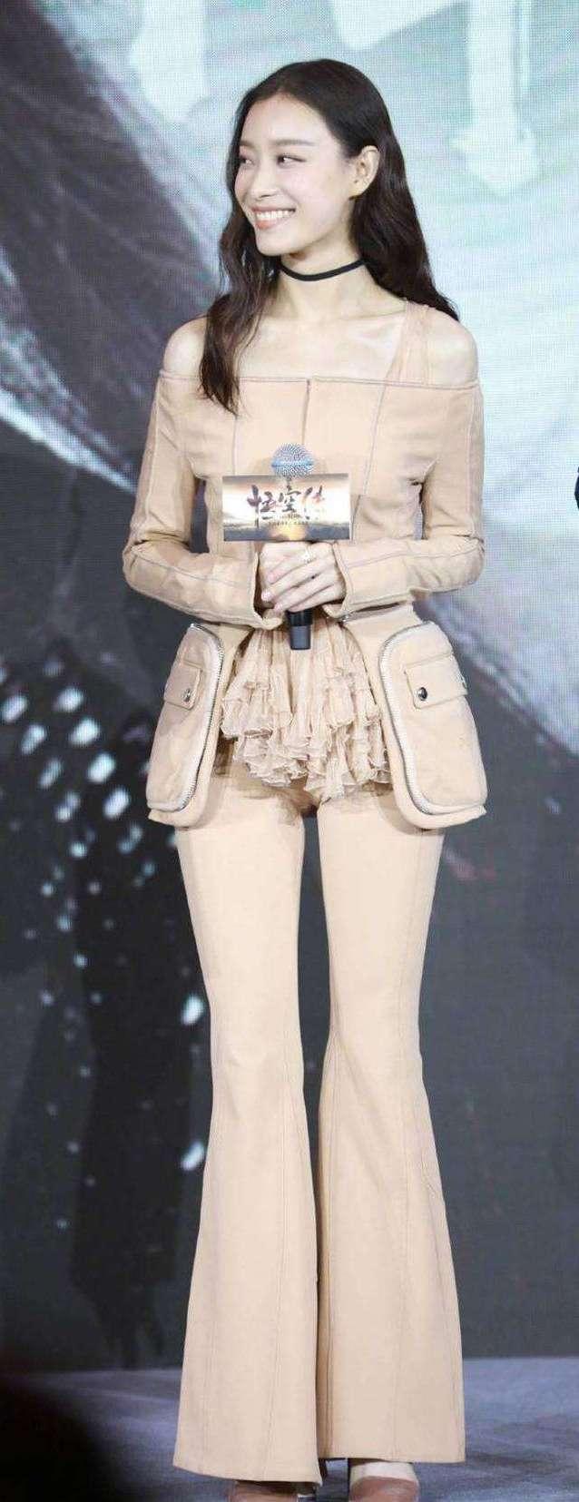 倪妮身穿肉色紧身裤,网友:腿缝很美