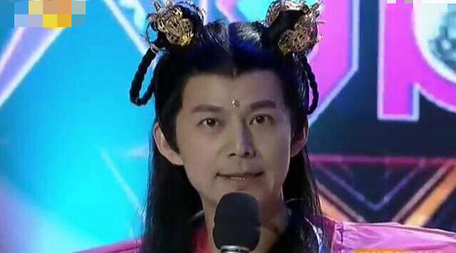 街区出现神似何炅雕像 ,何炅回应:我被神秘组织