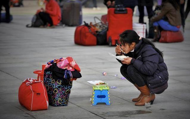 春节期间,坚守岗位的农民工不能回家,年夜饭更让很多人自惭形秽