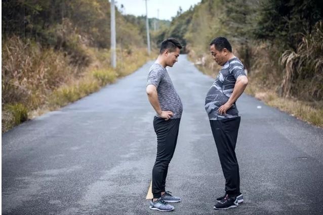 是一名摄影师,他跟老爸相约一起减肥,用6个月左右的时间就把啤酒肚练
