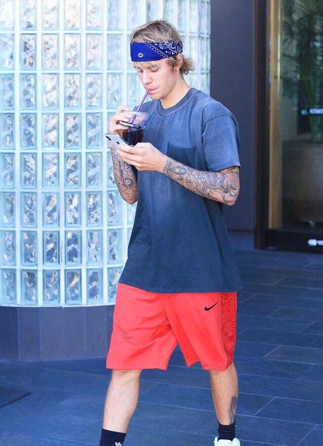 街拍,贾斯汀·比伯,快餐,外出,强迫症 . 当地时间2月15日，贾斯汀·比伯（Justin Bieber）外出吃快餐的街拍