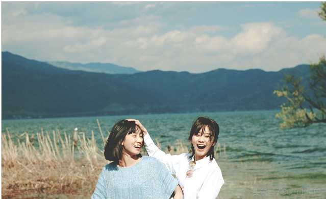 谭松韵在微博上晒出了一组和好闺蜜一起在海边