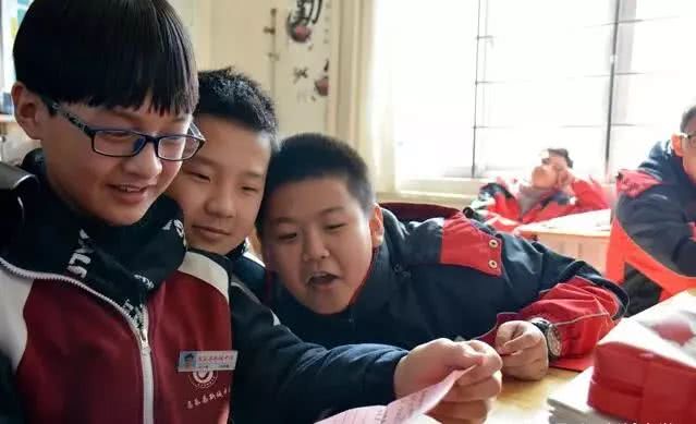 开学潍坊中小学:难忘的实拍第一天!小学生封面设计图片