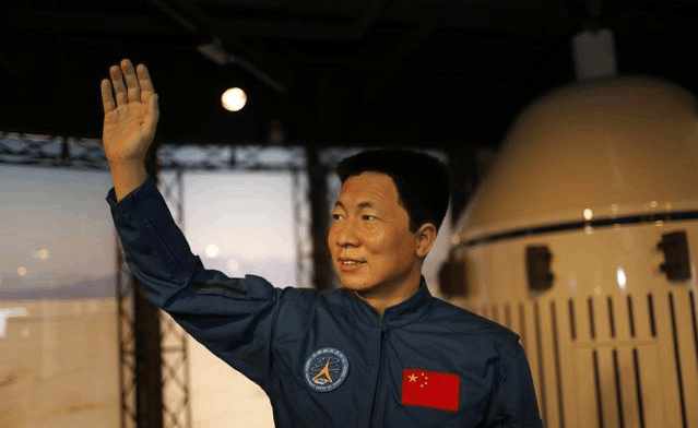 中国登月第一人杨利伟,携带枪支完成登月