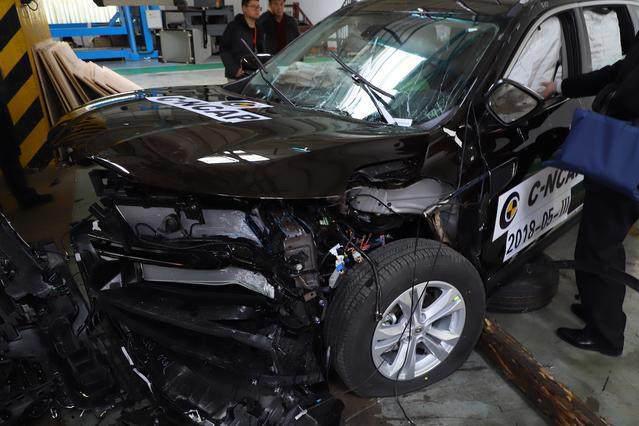 科雷傲树脂翼子板被撞稀碎，发动机被撞不下沉，焊接打胶工艺差