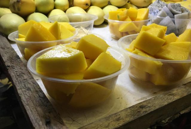 老人摆摊卖芒果:10元一盒份量足,吃到下面才发