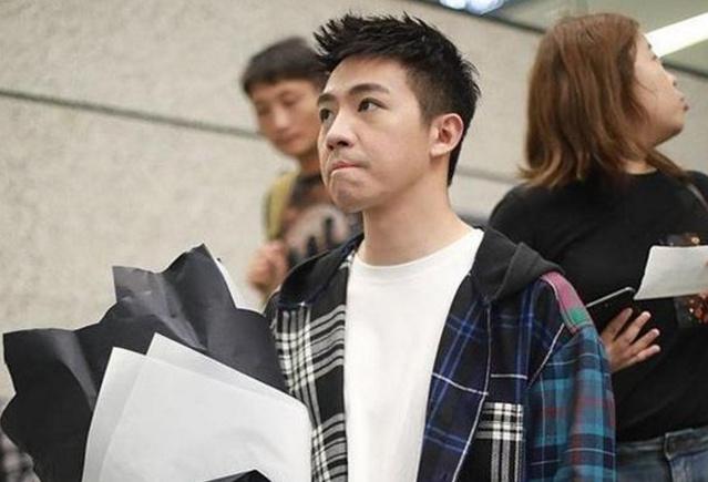 36岁Selina穿抹胸裙露疤痕，俞灏明帅气的脸再也回不去了