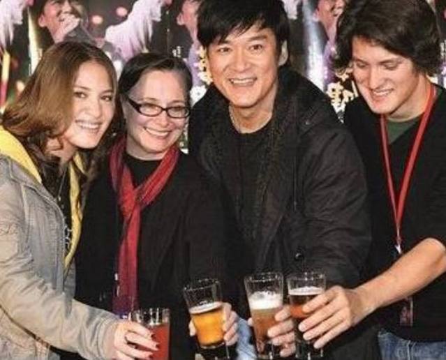 结婚30年,周华健57岁外国妻子近照曝光,原来妻子长这样!