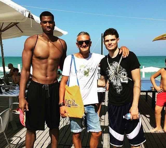 NBA中锋谁的肌肉最强,罗宾逊像刀刻一般 霍华