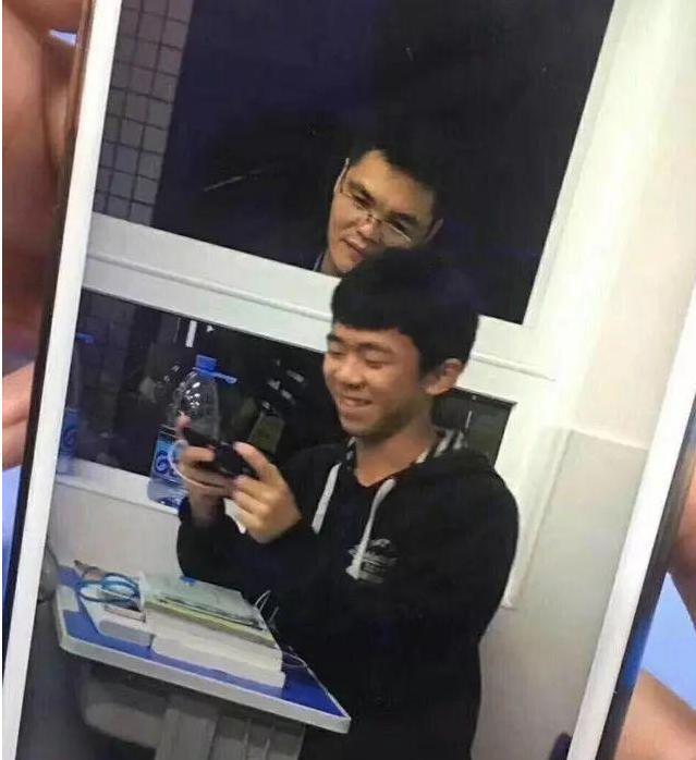 搞笑同学悄悄告诉你你老师已经在窗外看你一节课了
