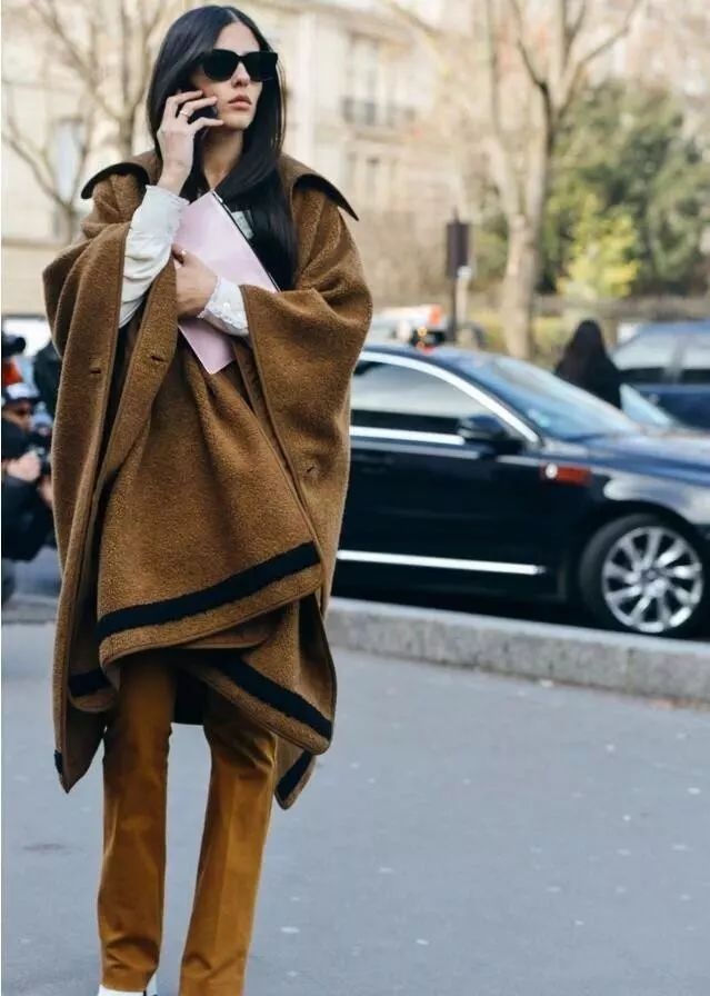 斗篷式大衣怎么穿？