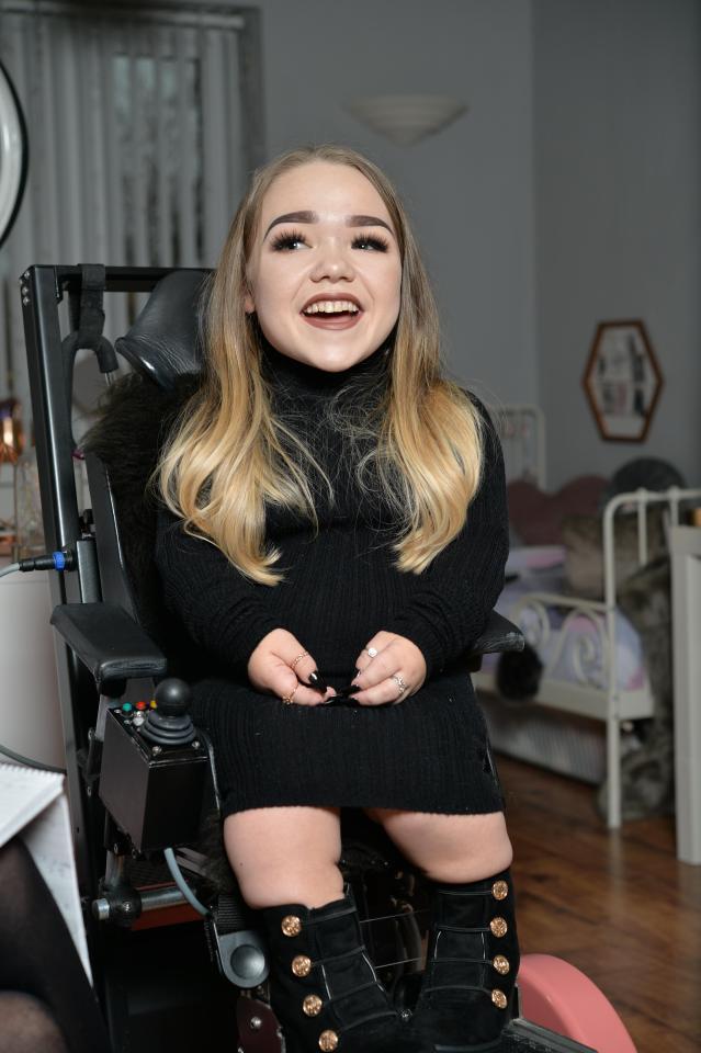19岁少女患侏儒症,身高只有80cm,成为英国最矮的女人!