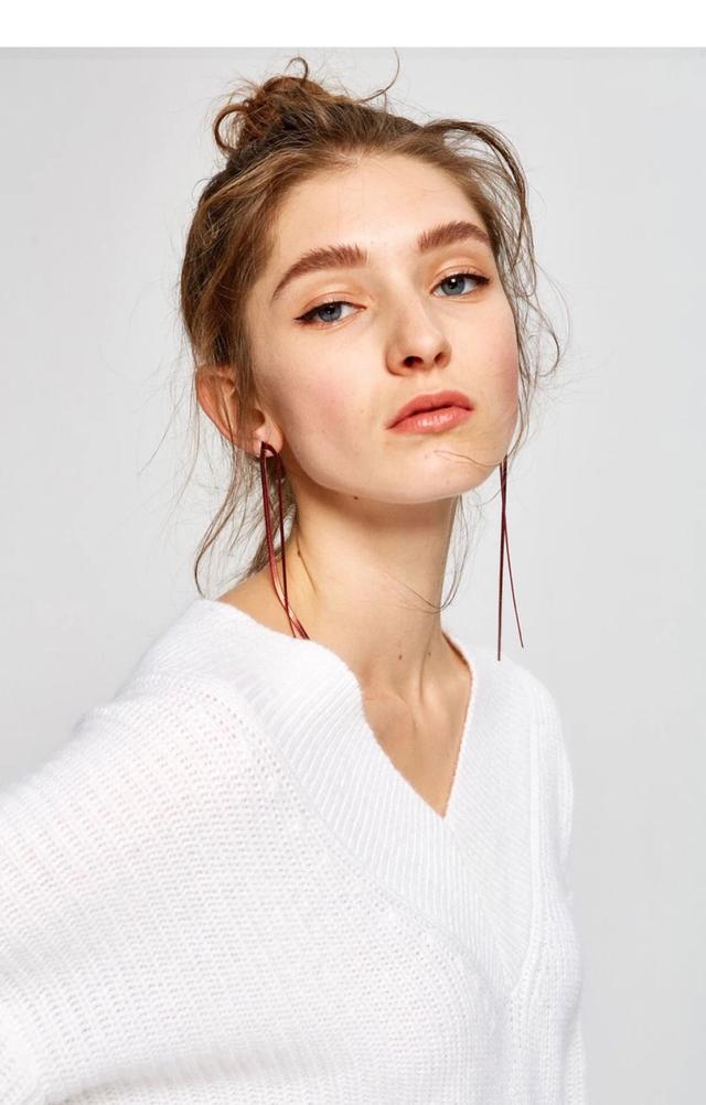 白色针织衫走起,大v领最修脸型,看着老有范儿了