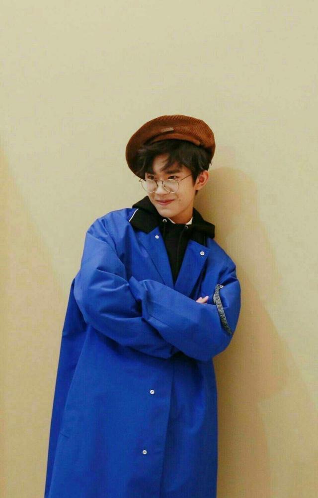 易烊千玺微博就发了一张照片，没想到粉丝们全都是戏精!