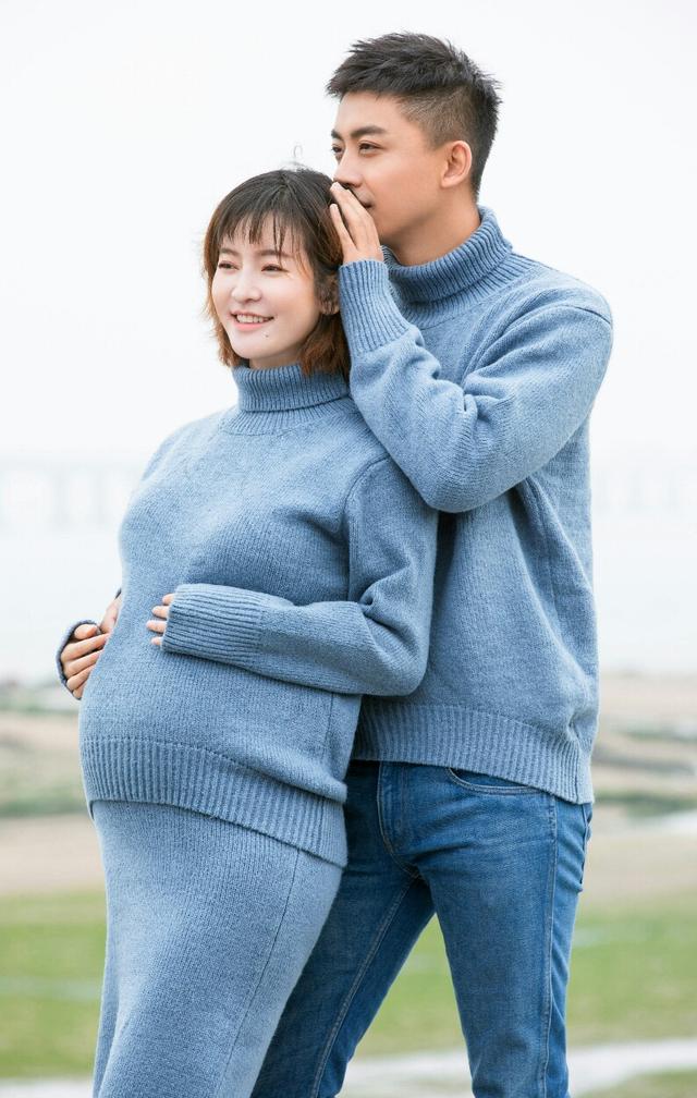 李晟挺孕肚与李佳航拍写真,小两口画风活泼有爱!