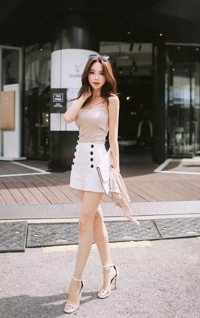 笑容甜美气质高贵的长发美女,简直女神范儿!