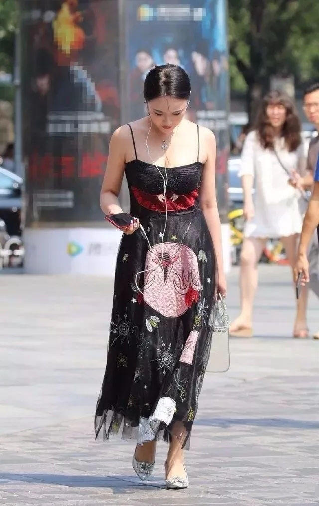 低胸吊带丰满女人感觉很不好，衣服快要被撑爆，曝光了咋办
