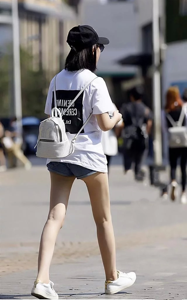 街拍:步行街长腿美女,最后一个妹子你是忘穿裤子么?
