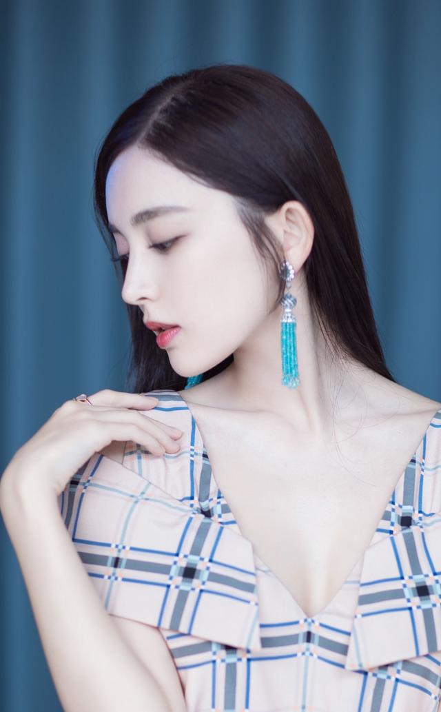 娱乐圈四位鼻子很好看的女明星,美到你无可挑剔