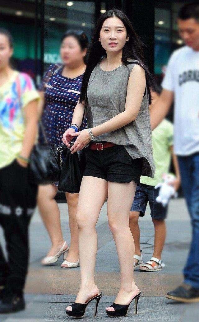 街拍: 有成熟韵味的辣妈, 丰腴身材搭配贴身装扮很迷人