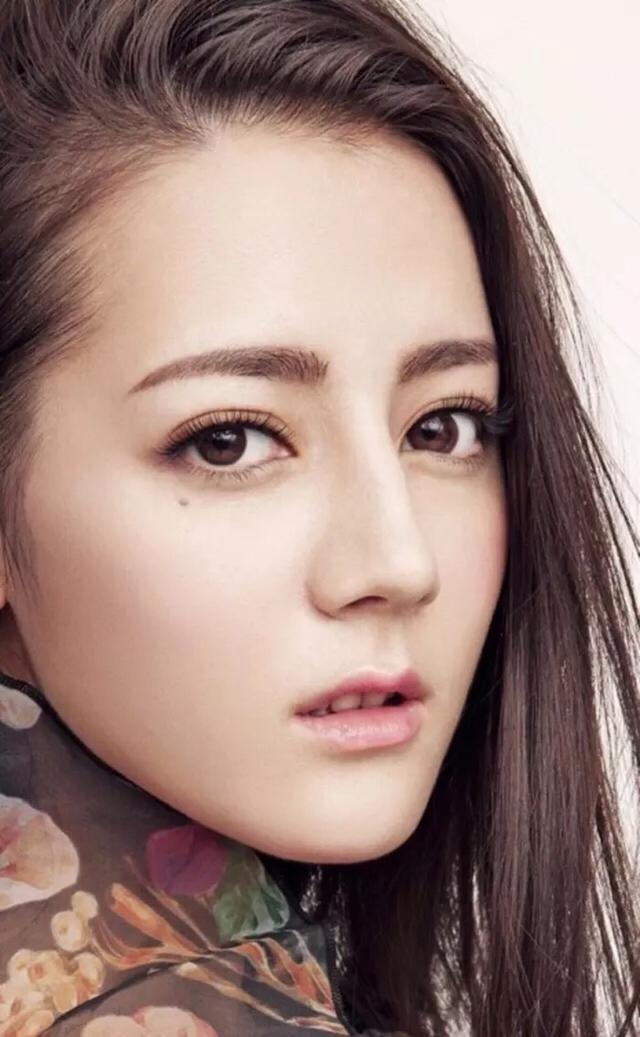 对于这些男女明星脸上的痣,你觉得是加分还是减分呢?