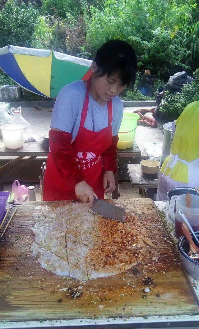 美女卖发糕,吃起来非常松软还很香,生意也是很