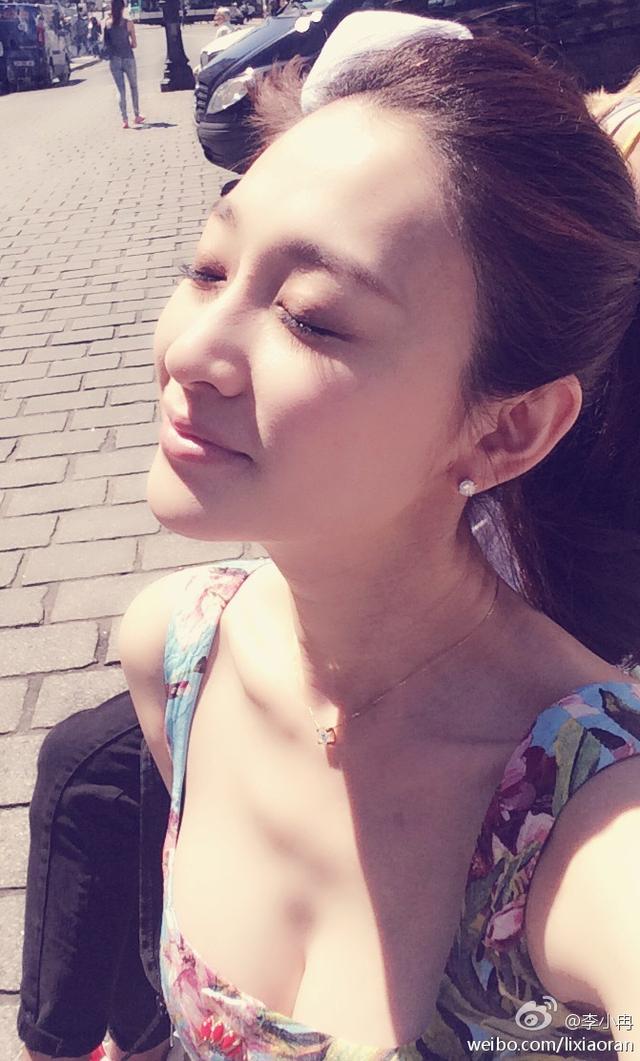 她40岁素颜都“值”８个亿，合个照随意就秒杀了汤唯林志玲！