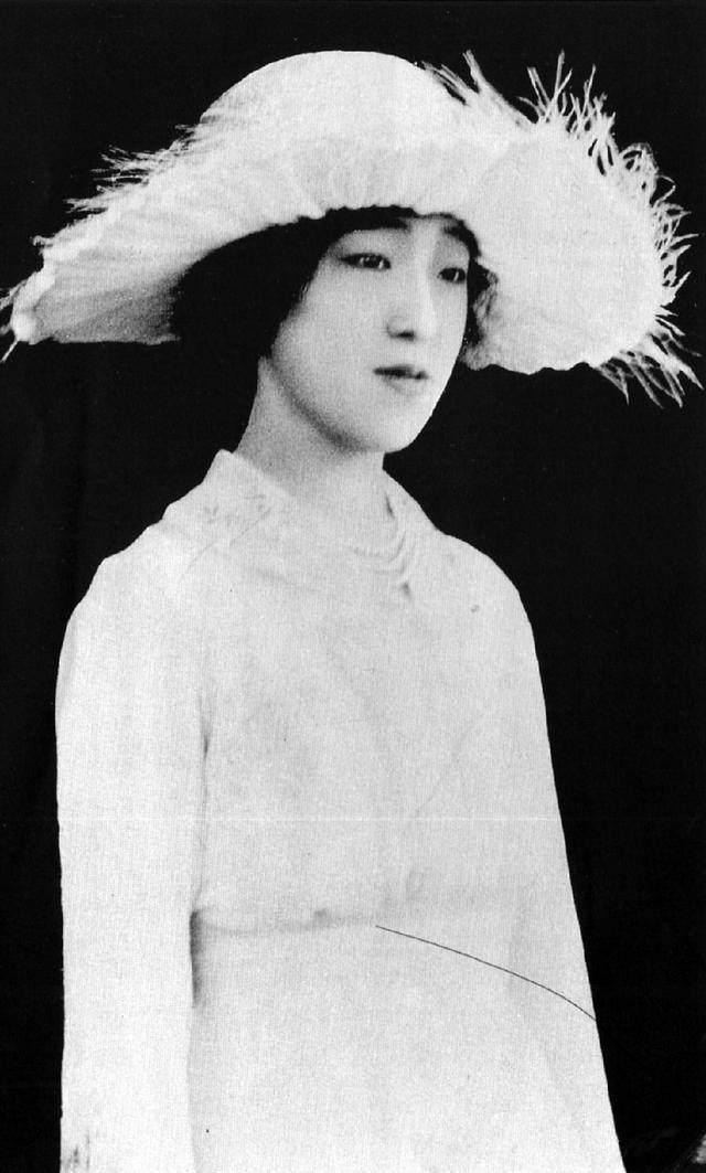 良子生第一个孩子眼神里明显带着忧郁.