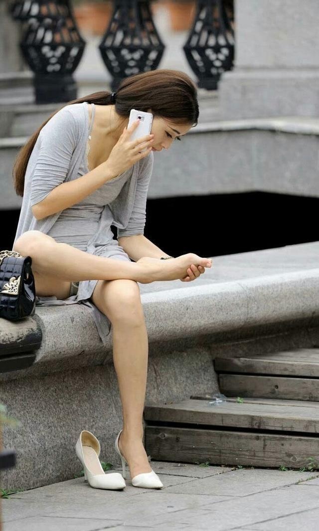 街拍清秀性感美女结果当众抠脚令人汗颜