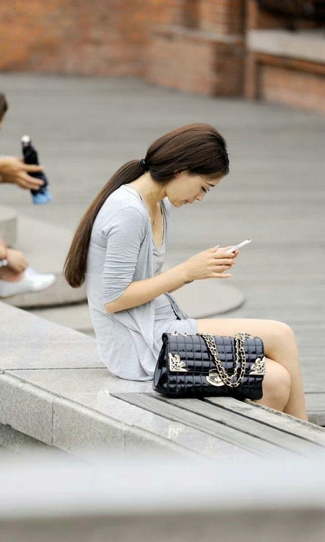 街拍清秀性感美女结果当众抠脚令人汗颜