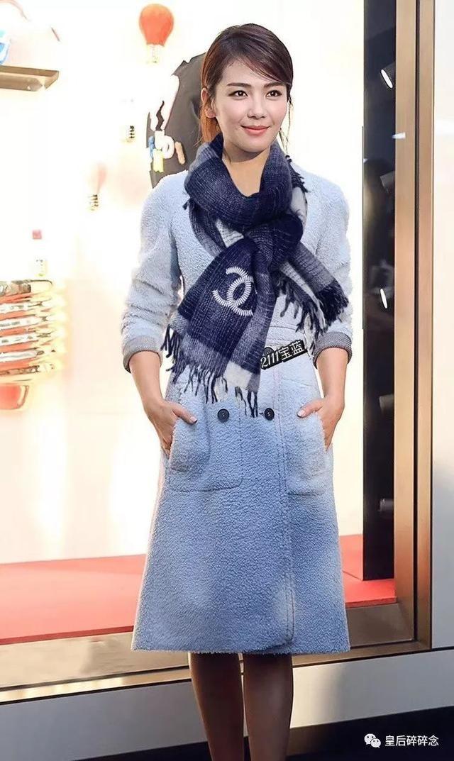 刘涛戴龙骧灰色围巾,穿着MaxMara大衣,干练优