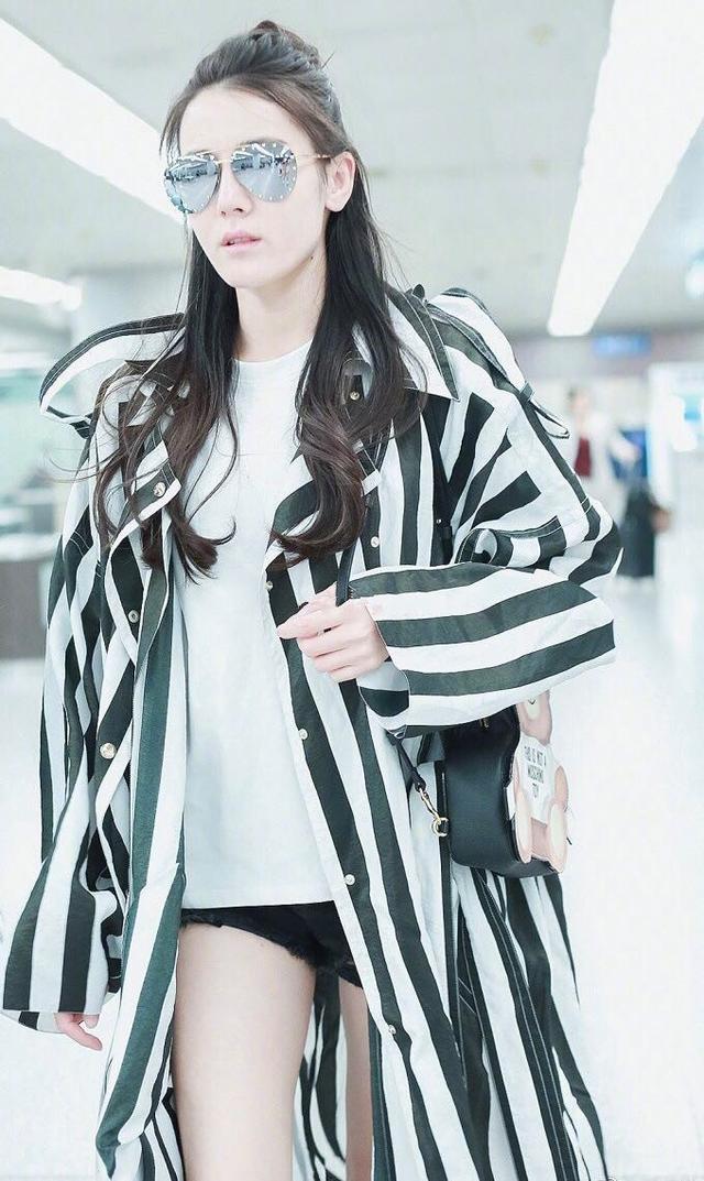 一场“病号服”的时尚较量!王俊凯帅气杨幂热巴大秀身材