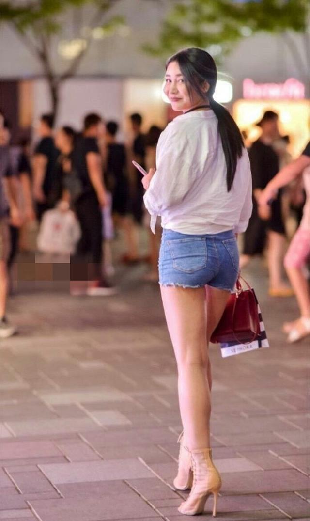 街拍美女: 微胖型, 高大威猛的女孩!