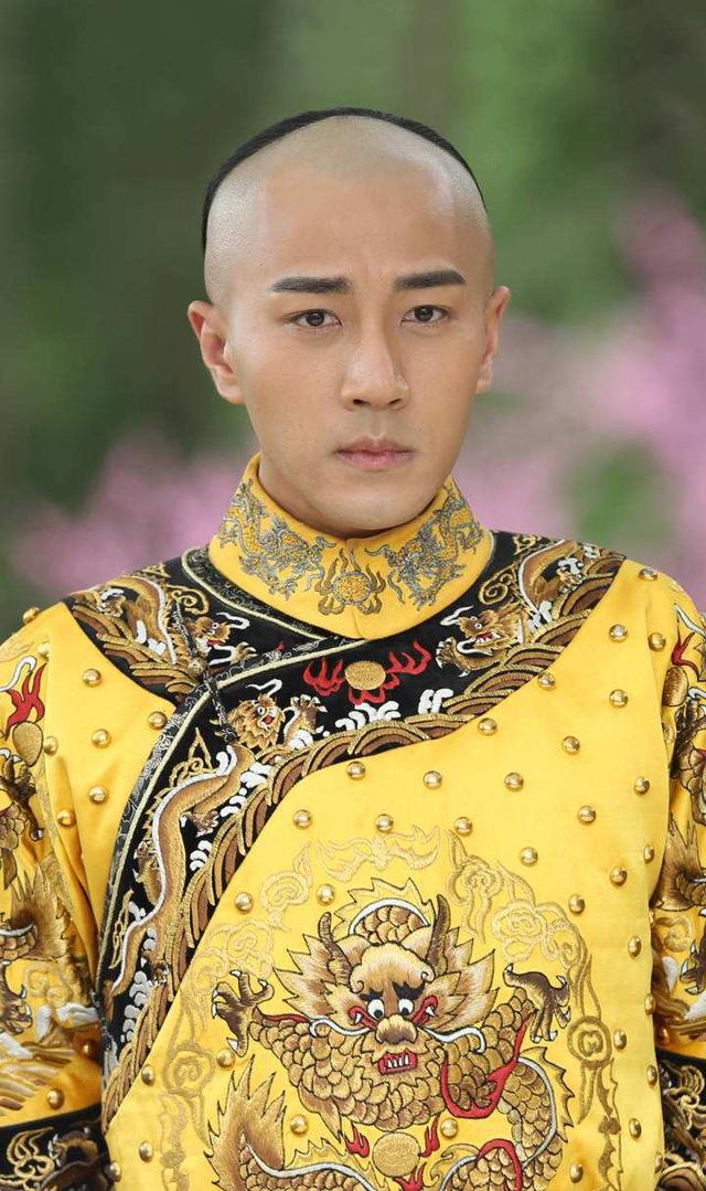 吴奇隆在电视剧《步步惊心》中饰演雍正皇帝胤禛,其实前后也没有多大
