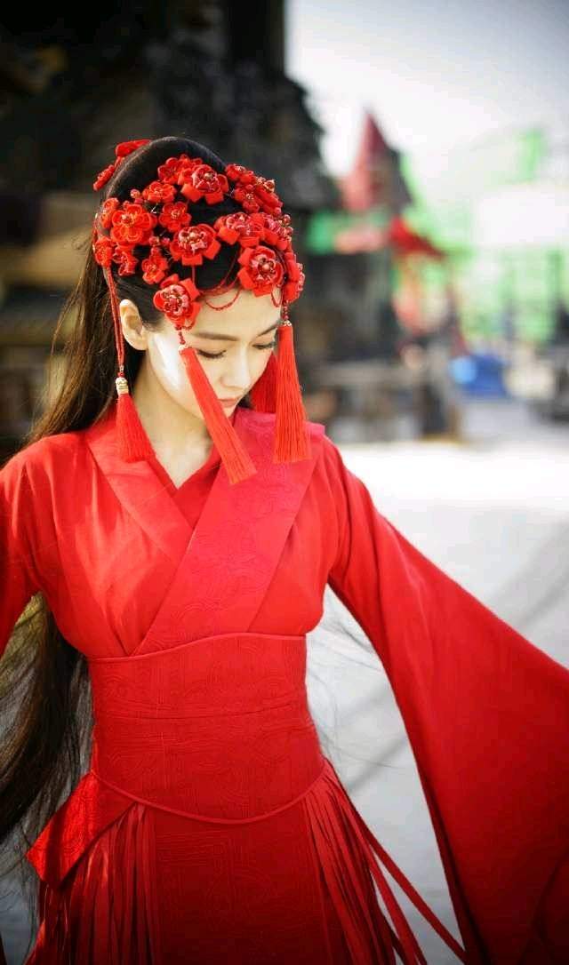 迪丽热巴和杨颖同穿红嫁衣,却一个妖娆,一个惊艳!