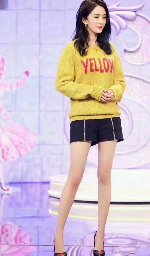 杨幂穿的裙子太短,网友直呼不敢看啊